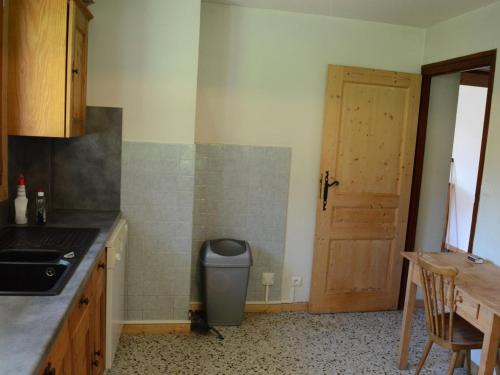 une cuisine avec une poubelle et une porte dans l'établissement Appartement 4 pièces, 8 pers, centre Châtel, balcon exposé Sud/Est, garage, à 500m des remontées - FR-1-676-97, à Châtel