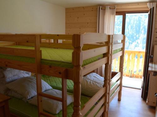 deux lits superposés dans une chambre avec fenêtre dans l'établissement Appartement 4 pièces, 8 pers, centre Châtel, balcon exposé Sud/Est, garage, à 500m des remontées - FR-1-676-97, à Châtel