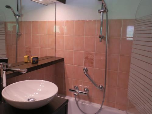 La salle de bains est pourvue d'un lavabo et d'une douche. dans l'établissement Appartement Châtel, 2 pièces, 5 personnes - FR-1-676-75, à Châtel
