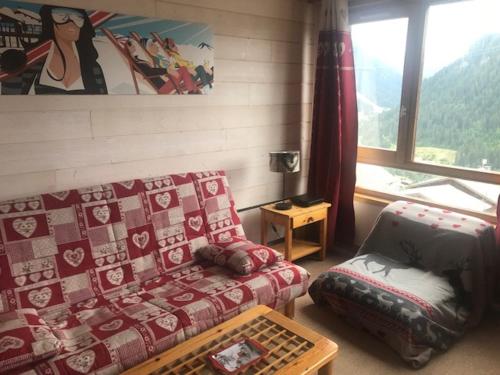 un salon avec un canapé et une chaise dans l'établissement Studio Châtel 4 Pers, Ski, Balcon Sud/Ouest, Parking, Netflix/WIFI, Animaux admis - FR-1-676-122, à Châtel