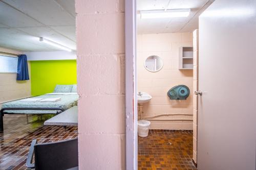 Katil atau katil-katil dalam bilik di The Hostel, Airlie Beach
