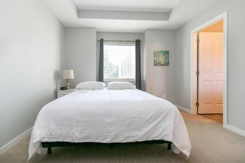 Una cama o camas en una habitación de Entire 3-bedroom house Near Town
