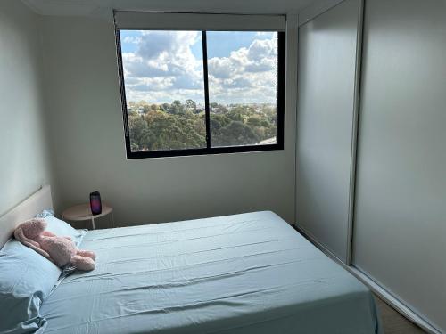- une chambre avec un lit et une fenêtre dans l'établissement Wandering a private room with shared bathroom, à Sydney