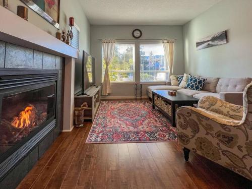 ビクトリアにあるEntire 3-bedroom house Near Townのリビングルーム(暖炉、ソファ付)