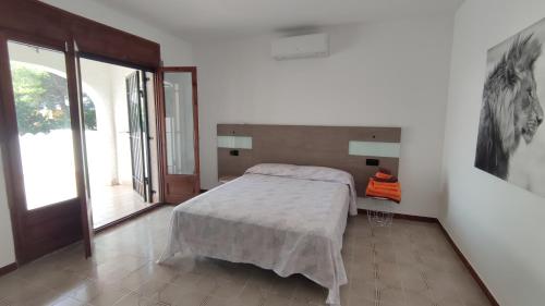 een slaapkamer met een bed en een groot raam bij Diamante en Cambrils Costa Dorada in Cambrils
