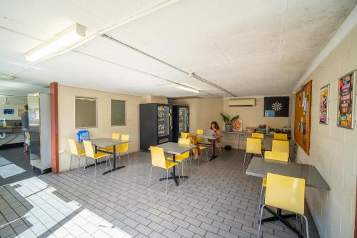 Televisyen dan/atau pusat hiburan di The Hostel, Airlie Beach