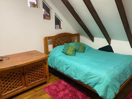 Dormitorio pequeño con cama y mesa en Hermosa Parcela en Concón, en Concón