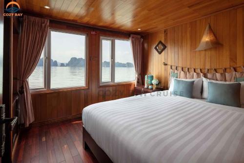 下龍灣的住宿－Minh Hằng Cruise，一间卧室,船上配有一张大床