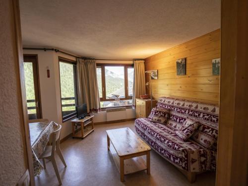 un salon avec un canapé et une télévision dans l'établissement Studio cosy avec balcon, équipé pour 4, à 2 pas du centre et des remontées mécaniques de Super-Châtel - FR-1-676-130, à Châtel