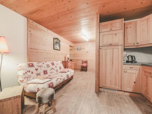 un salon avec un canapé et une cuisine dans l'établissement Charmant 3 pièces pour 7 pers. avec balcon, proche centre et télécabine, WiFi inclus - FR-1-676-132, à Châtel