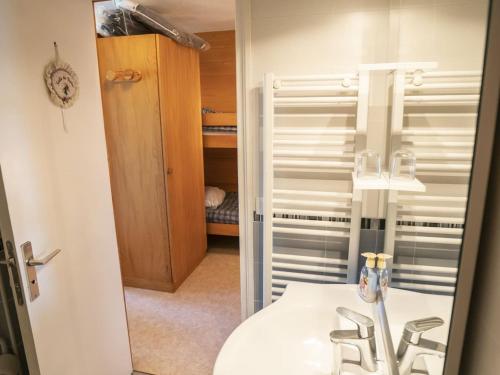 La salle de bains est pourvue d'un lavabo blanc et d'un placard. dans l'établissement Studio cosy avec balcon, équipé pour 4, à 2 pas du centre et des remontées mécaniques de Super-Châtel - FR-1-676-130, à Châtel