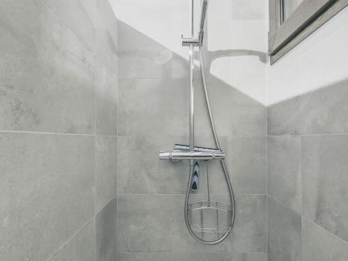 une douche dans une salle de bain avec une pomme de douche dans l'établissement Charmant 3 pièces pour 7 pers. avec balcon, proche centre et télécabine, WiFi inclus - FR-1-676-132, à Châtel