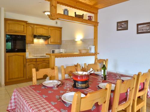 une cuisine avec une table et un chiffon rouge dans l'établissement Appartement 3 pièces pour 7 pers, proche centre, balcon, parking, wifi, classé 3* - FR-1-676-137, à Châtel