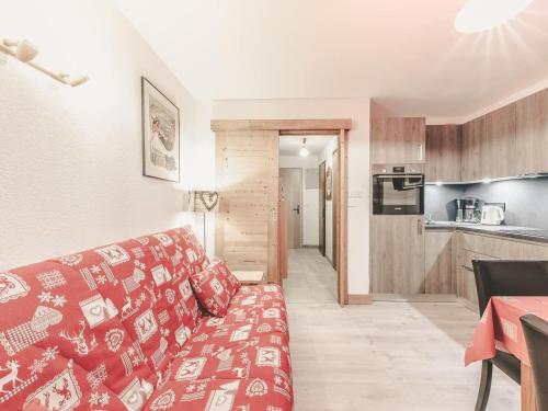 un salon avec un canapé et une cuisine dans l'établissement Studio 2* Châtel: 3 pers, balcon, parking, proximité remontées, centre, Forme d'O - FR-1-676-141, à Châtel