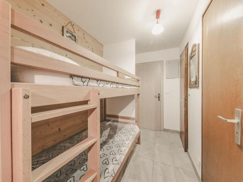 une chambre avec deux lits superposés dans une pièce dans l'établissement Studio 2* Châtel: 3 pers, balcon, parking, proximité remontées, centre, Forme d'O - FR-1-676-141, à Châtel