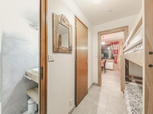 un couloir avec un escalier menant à une chambre dans l'établissement Studio 2* Châtel: 3 pers, balcon, parking, proximité remontées, centre, Forme d'O - FR-1-676-141, à Châtel