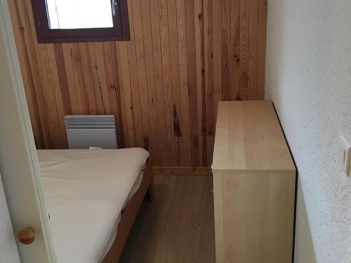 une petite chambre avec un lit et un bureau dans l'établissement Appartement Châtel 3 pièces, 6 pers, à 800m des remontées, balcon, parking, classé 1* - FR-1-676-156, à Châtel