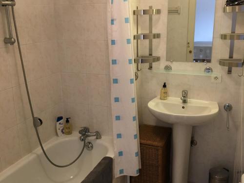 La salle de bains est pourvue d'un lavabo et d'une douche avec baignoire et lavabo. dans l'établissement Appartement Châtel 3 pièces, 6 pers, à 800m des remontées, balcon, parking, classé 1* - FR-1-676-156, à Châtel