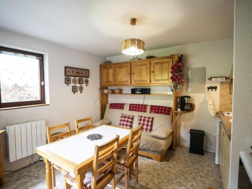 une salle à manger avec une table et un canapé dans l'établissement Appartement cosy avec balcon et parking à Châtel - 4 pers, proche centre et pistes - FR-1-676-151, à Châtel