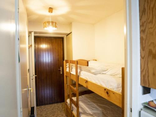- une chambre avec 2 lits superposés et une porte dans l'établissement Appartement cosy avec balcon et parking à Châtel - 4 pers, proche centre et pistes - FR-1-676-151, à Châtel