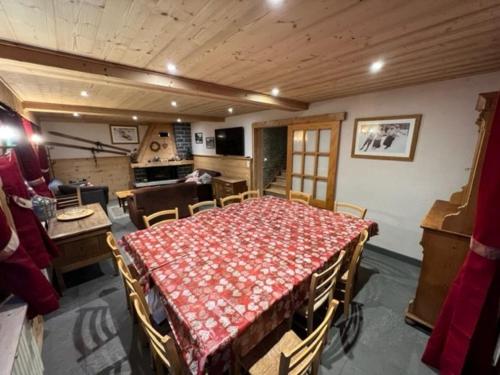 une salle à manger avec une table et une cuisine dans l'établissement Spacieux chalet 7 pièces, 6 salles de bains, 14 personnes, proche centre et remontées, Châtel - FR-1-676-152, à Châtel