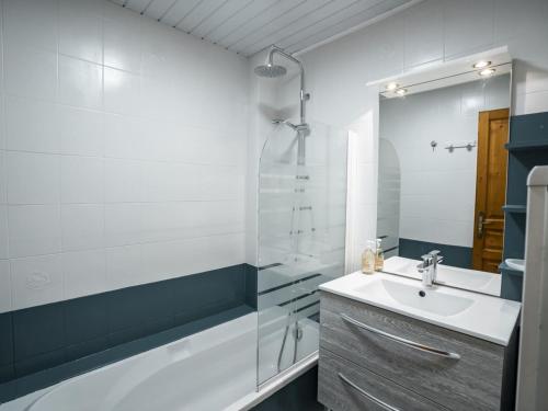 ein weißes Badezimmer mit Waschbecken und Dusche in der Unterkunft Chalet cosy à Châtel - 2 pièces, 4 pers, WiFi, Animaux admis, Parking - FR-1-676-166 in Châtel