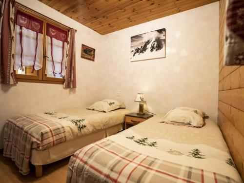 zwei Betten in einem Zimmer mit zwei Fenstern in der Unterkunft Chalet cosy à Châtel - 2 pièces, 4 pers, WiFi, Animaux admis, Parking - FR-1-676-166 in Châtel
