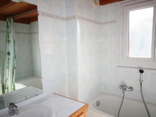 Koupelna v ubytování Charmant 3 pièces, 2 chambres, 7 pers, Châtel, parking, animaux admis, WiFi - FR-1-676-167