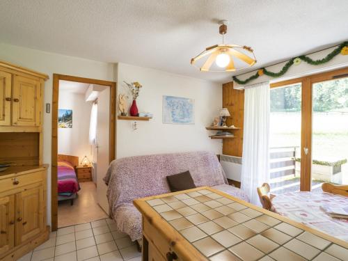 une chambre avec un lit, une table et une fenêtre dans l'établissement Appartement Châtel 3 Pièces, 5 Pers, Terrasse Sud, 200m des Pistes, Proche Navettes - FR-1-676-174, à Châtel