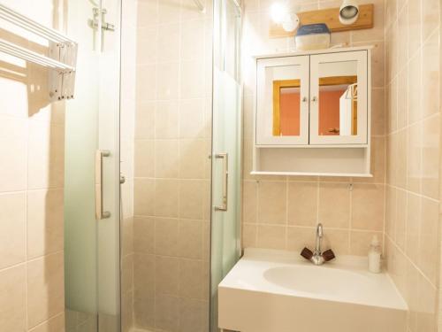 une salle de bain avec un lavabo et une douche dans l'établissement Appartement Châtel 3 Pièces, 5 Pers, Terrasse Sud, 200m des Pistes, Proche Navettes - FR-1-676-174, à Châtel