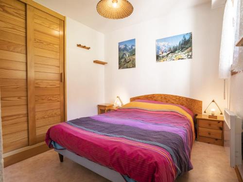 um quarto com uma cama e uma porta de madeira em Appartement Châtel, 3 pièces, 5 personnes - FR-1-676-174 em Châtel