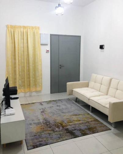 ein Wohnzimmer mit einem Sofa und einem Tisch mit einem TV in der Unterkunft Salak Cemara Homestay Klia/Klia2 in Sepang