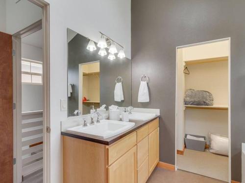 un baño con lavabo y espejo en Brand New Downtown Modern 5 Beds, 3 Full Baths Vermont Avenue, Boise, en Boise
