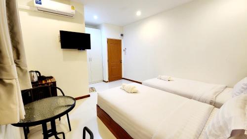 TV a/nebo společenská místnost v ubytování Chotika Hotel โรงแรมโชติกา ณ เชียงคาน