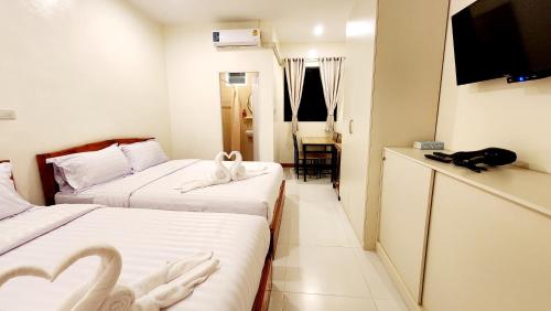 TV a/nebo společenská místnost v ubytování Chotika Hotel โรงแรมโชติกา ณ เชียงคาน