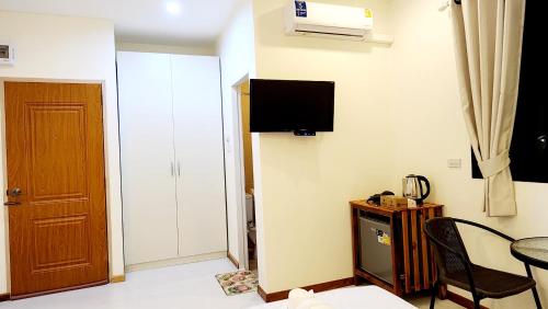 TV a/nebo společenská místnost v ubytování Chotika Hotel โรงแรมโชติกา ณ เชียงคาน