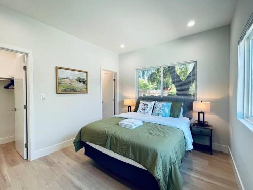- une chambre avec un lit, deux lampes et une fenêtre dans l'établissement Sunnyvale Cozy New 3B3b home/Gogle/speed WiFi, à Sunnyvale