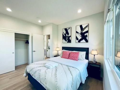 a bedroom with a large bed with pink pillows at Sunnyvale Cozy New 3B3b home/Gogle/speed WiFi in Sunnyvale