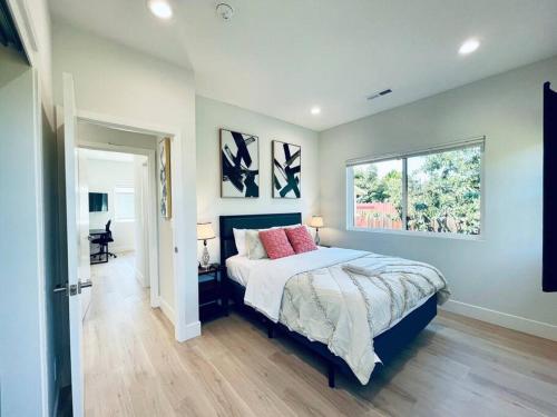 a bedroom with a bed and a window at Sunnyvale Cozy New 3B3b home/Gogle/speed WiFi in Sunnyvale