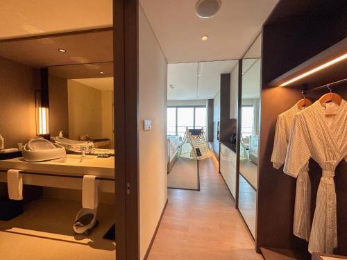 uma sala de vestir com um lavatório e um espelho em New World Hoiana Hotel em Hoi An
