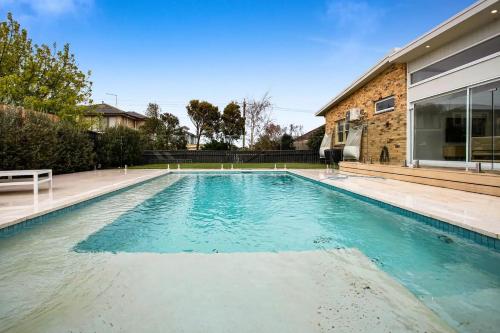 una piscina en el patio trasero de una casa en The Family Beachside Escape by Ready Set Stay - HOUSE, en Rosebud