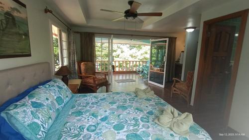 a bedroom with a bed and a ceiling fan at Villas at Gone Fishing Panamá Resort in Boca Chica