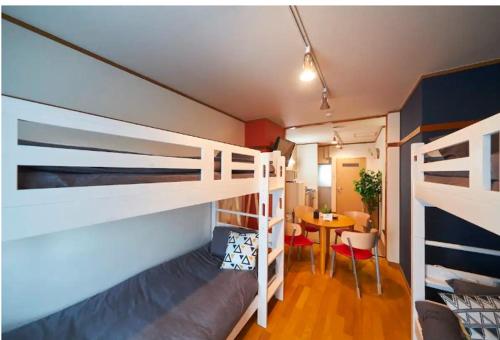 Poschodová posteľ alebo postele v izbe v ubytovaní おやど紀伊国屋新地町