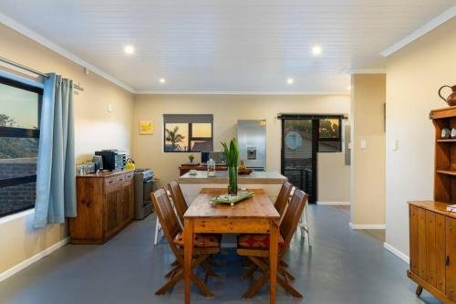 eine Küche und ein Esszimmer mit Tisch und Stühlen in der Unterkunft Gasteria Cottage in Mossel Bay