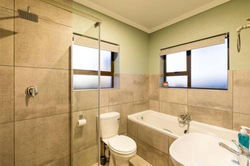 ein Badezimmer mit Toilette, Badewanne und Waschbecken in der Unterkunft Gasteria Cottage in Mossel Bay