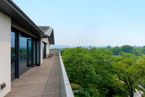 Un balcón o terraza de MUH SHOOU XIXI HOTEL HANGZHOU