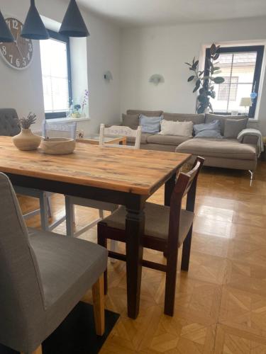 a living room with a wooden table and chairs at hello. DIE FERIENWOHNUNG in Arbesbach