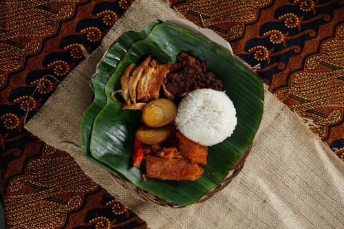 TimuranThe Heritage Kraton Guest House的香蕉叶顶上的一盘食物