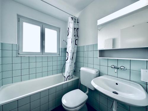 Ένα μπάνιο στο Monteurzimmer ZIMMERzuVERMIETEN in Deitingen Neumatt