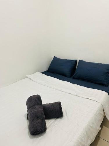 Кровать или кровати в номере Nilam 6 3BR MINIMALIST Homestay NEAR KKIA Cyber City